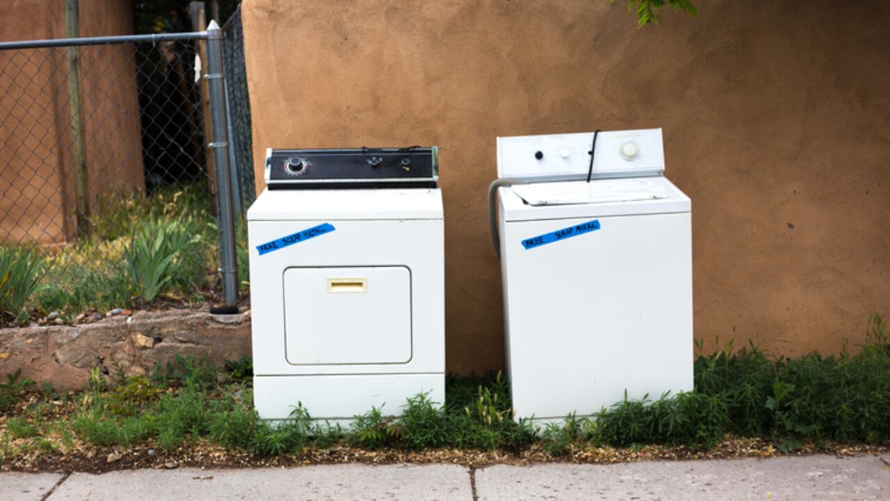 "Encontré algo que tuve que bajarme del auto y salir a filmarlo para ustedes, cuando doy la vuelta era un lavaropas Samsung que estaba nuevísimo".