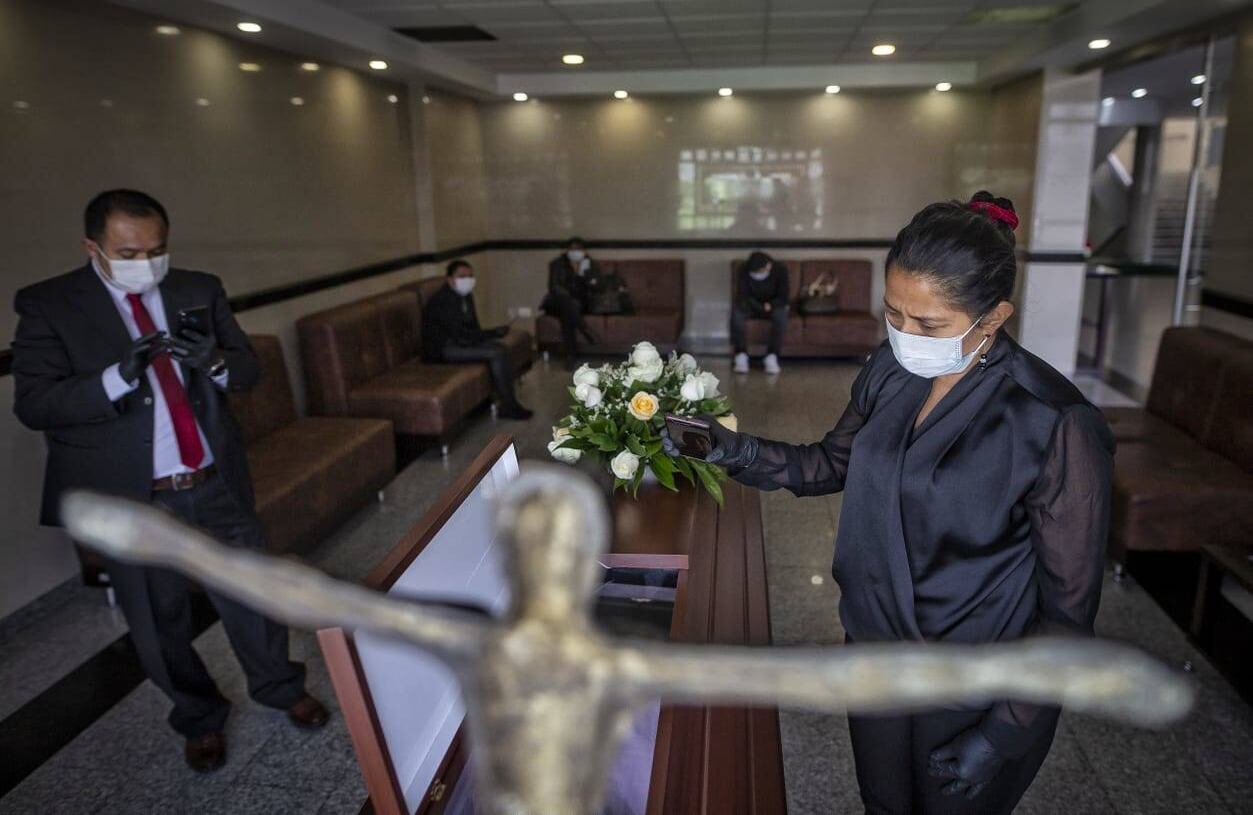 A las exequias de Maximino Torres solo pudieron asistir dos hijas y tres nietos suyos. El resto de la familia se conectó virtualmente. Reportaje gráfico: Esteban Vega La-Rotta