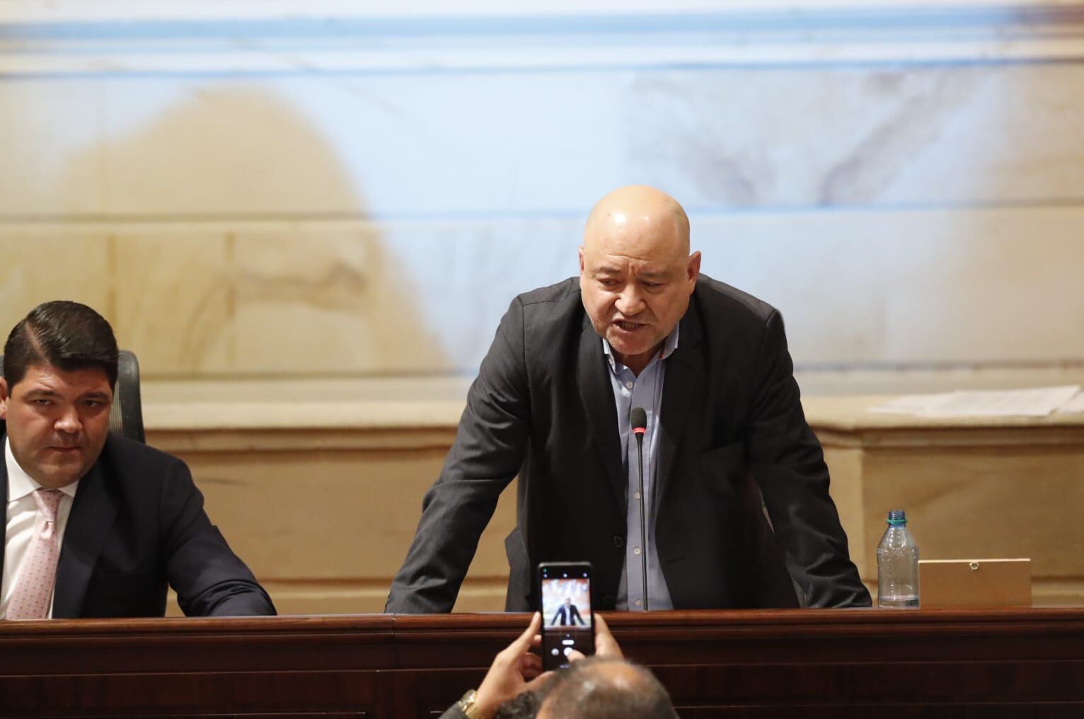 Senador Julián Gallo, del partido Comunes, intentando dar su discurso de réplica.