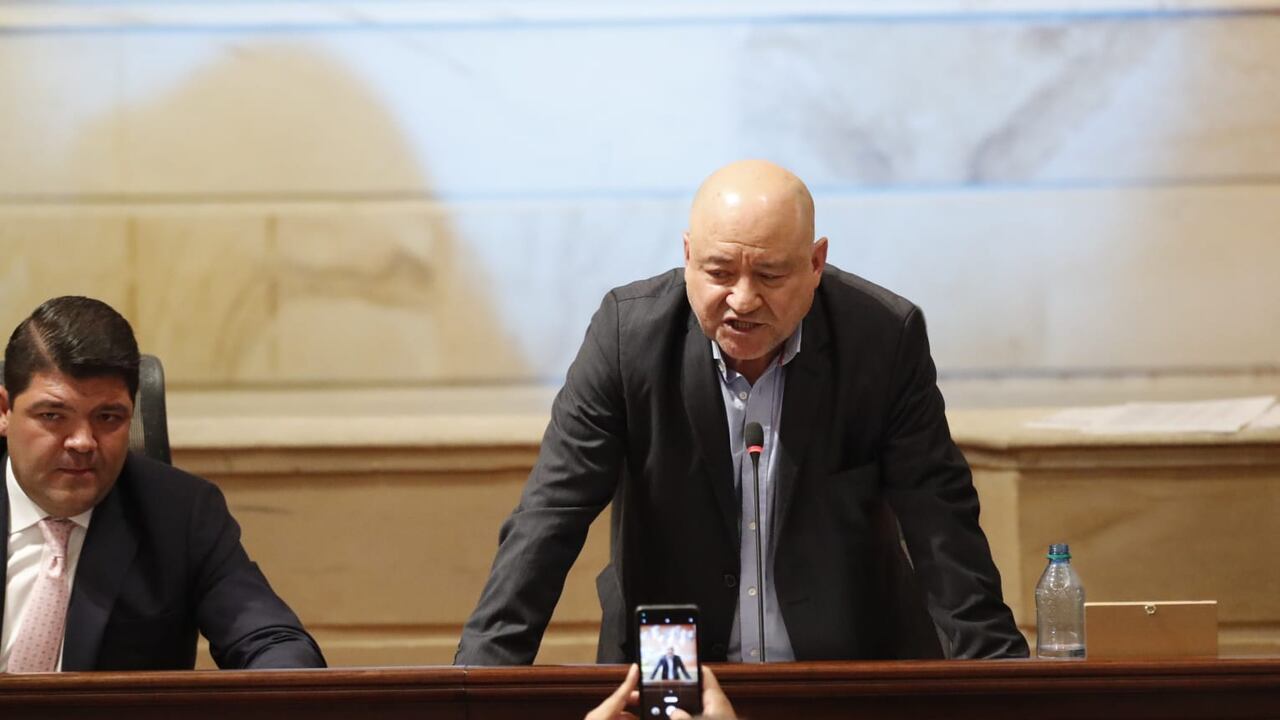 Julián Gallo, del partido Comunes, fue el encargado de dar el discurso de la oposición.