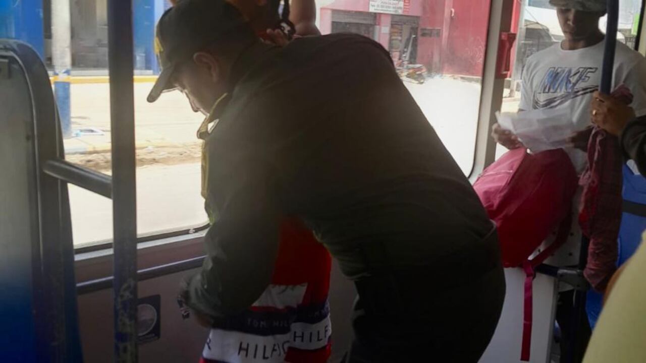 Uniformados de la Policía Nacional hacen controles de seguridad y prevención en Cartagena.