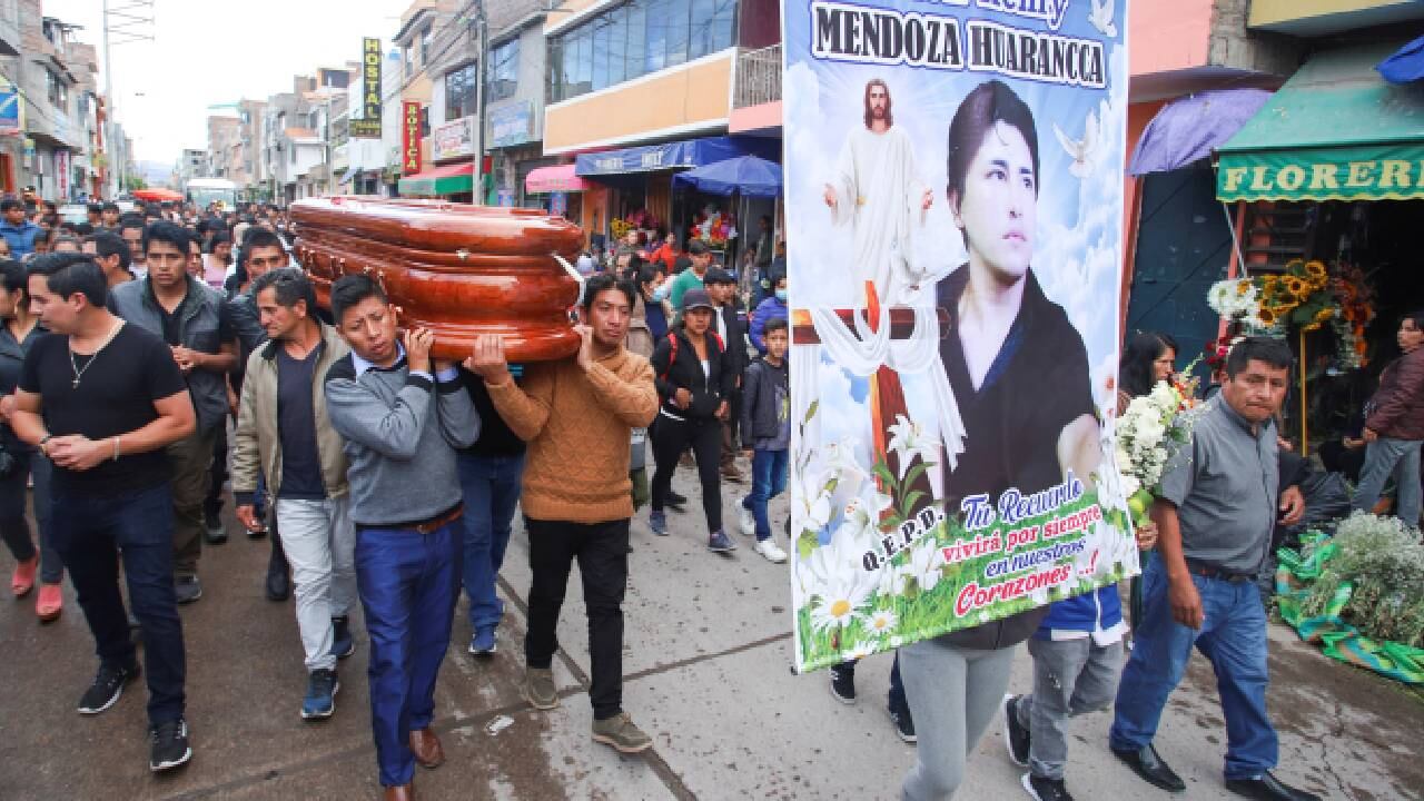 Atrapados en el fuego cruzado, las muertes en las protestas en Perú mantienen la ira encendida.