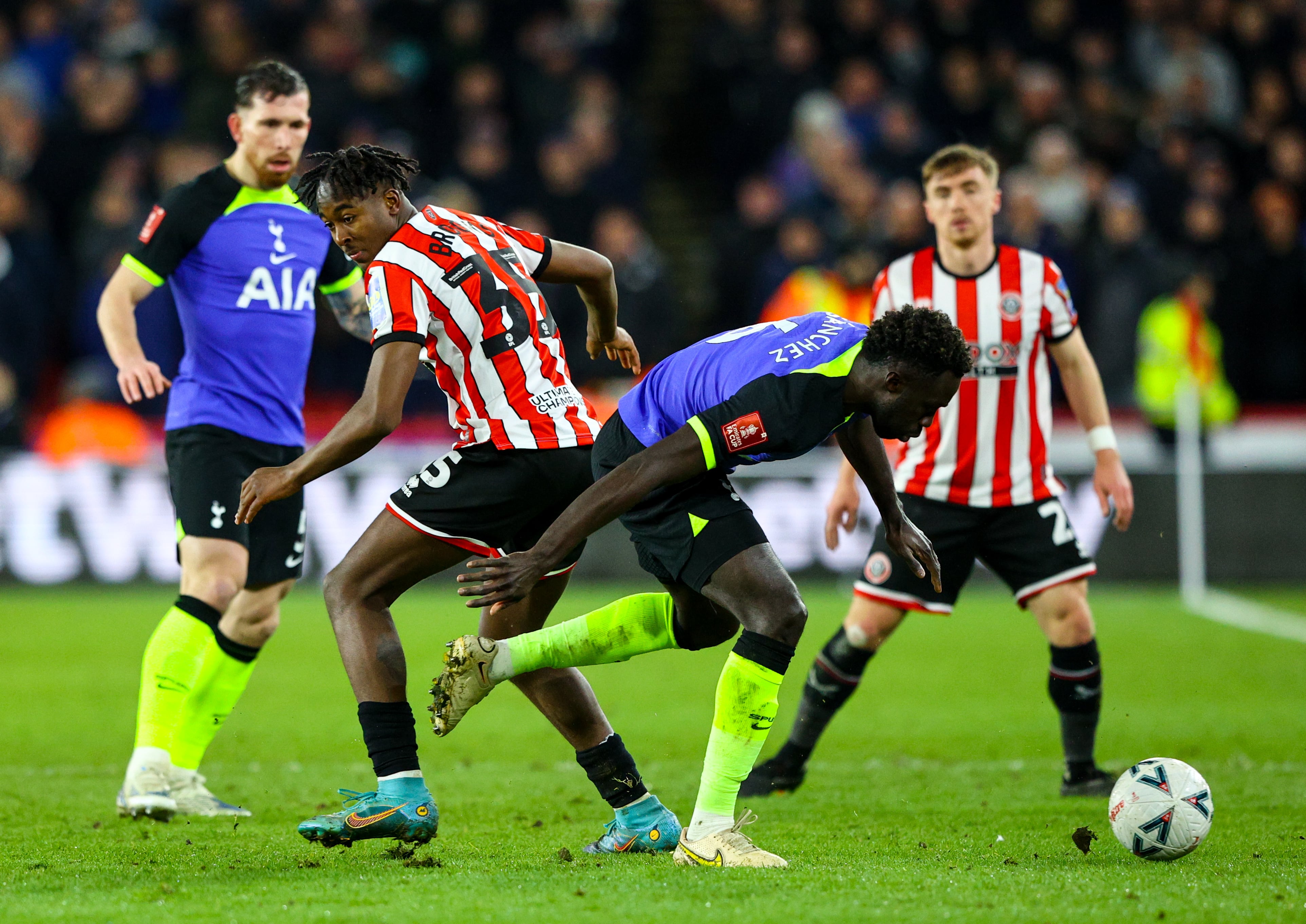 Davinson Sánchez en el juego ante Sheffield United.
