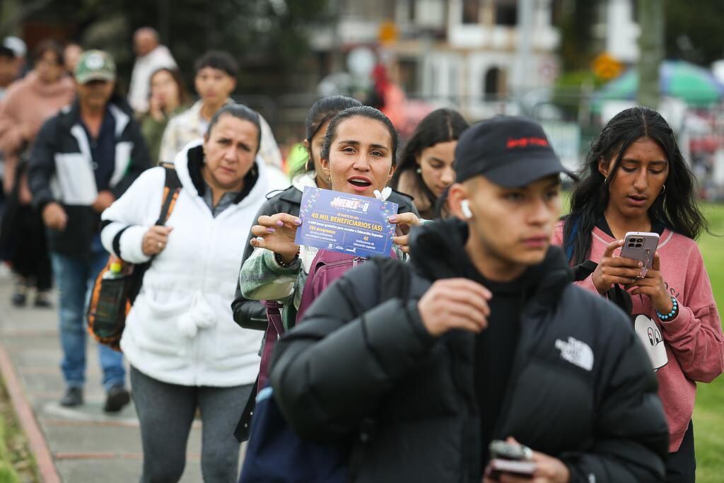 Filas inscripción jóvenes a la U de Bogotá