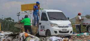 Algunos de los recicladores de la carrera 50 llevan más de 30 años en el oficio.