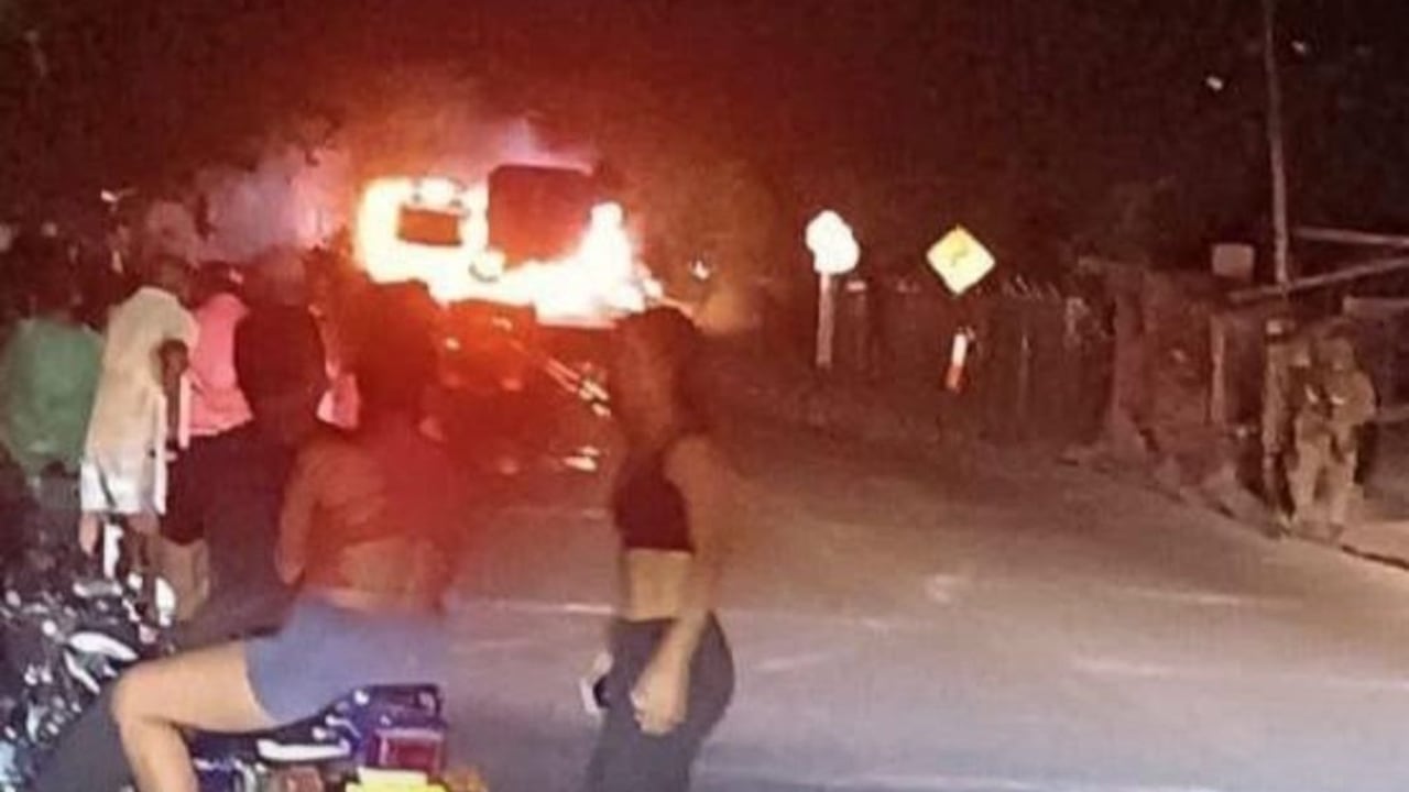 Una mujer muerta y dos policías heridos tras explosión de carro bomba en el Cauca.
