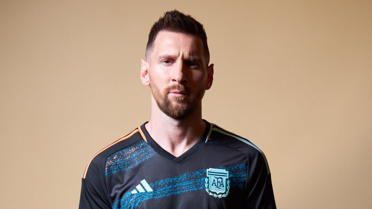 El futbolista argentino Lionel Messi con la camiseta alternativa del equipo femenino.