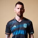 El futbolista argentino Lionel Messi con la camiseta alternativa del equipo femenino.