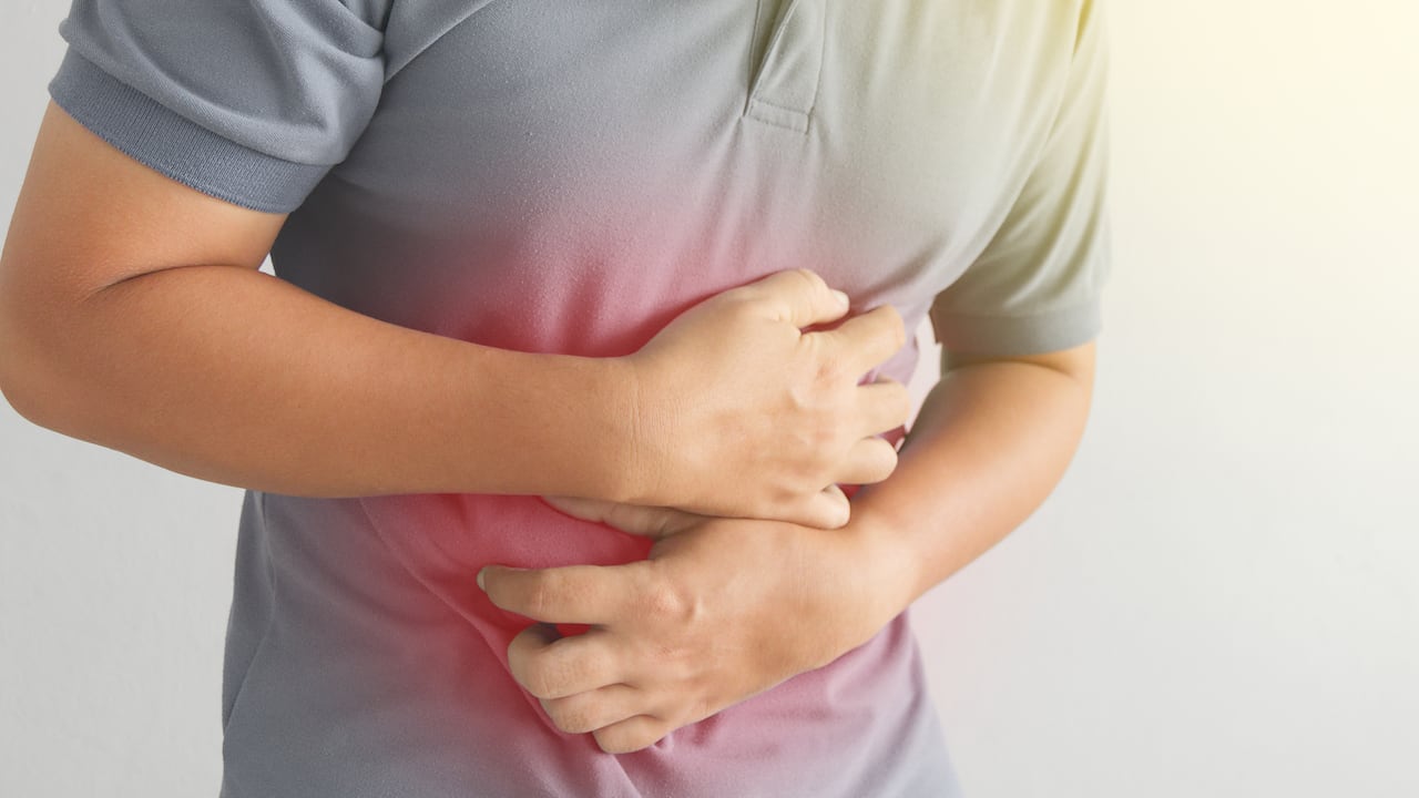 La inflamación intestinal puede causar dolor, náuseas y diarrea.