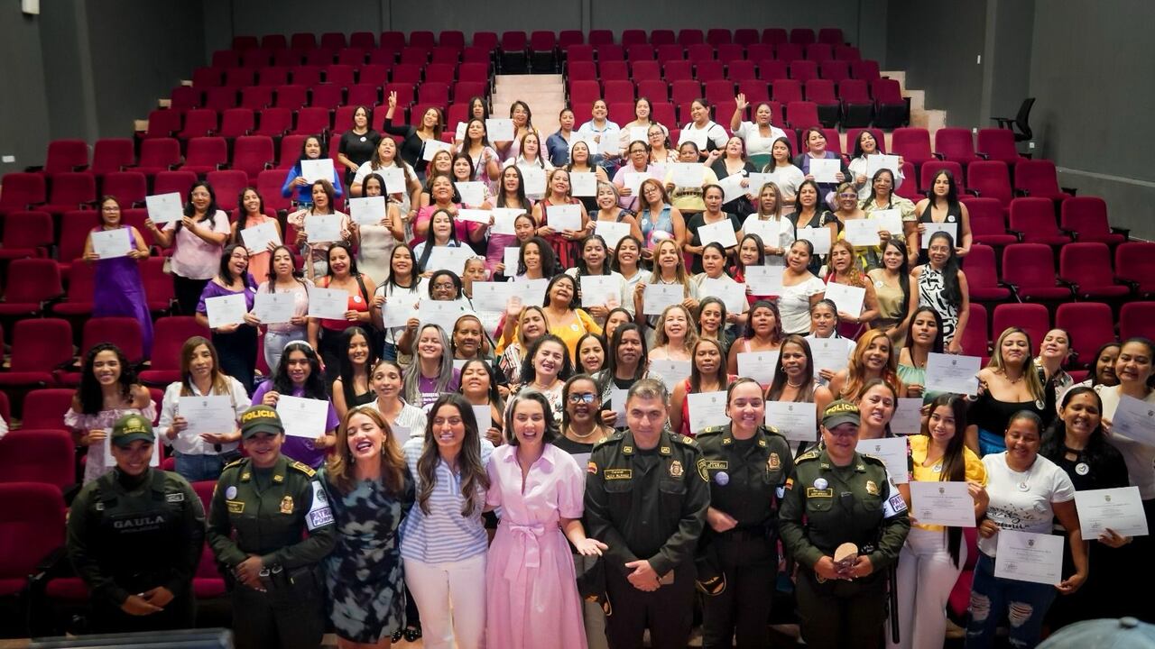 Mujeres graduadas del programa Mujer Integral.