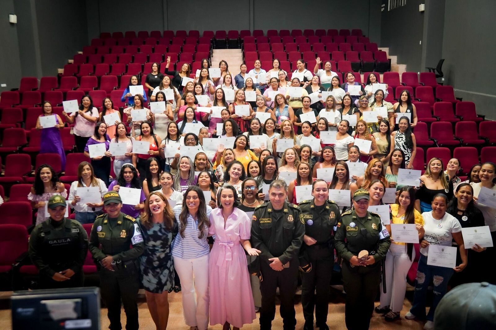 Mujeres graduadas del programa Mujer Integral.