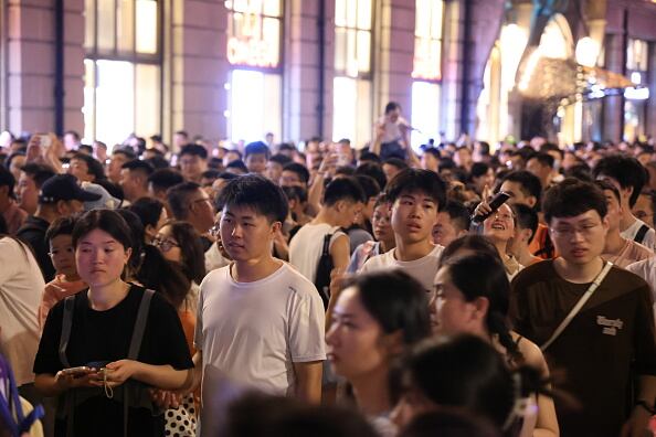 Incluso quienes sí tienen, a menudo se quedan con uno debido al elevado costo de la educación en las ciudades y al competitivo entorno académico. La población de mujeres en edad fértil también ha bajado.
