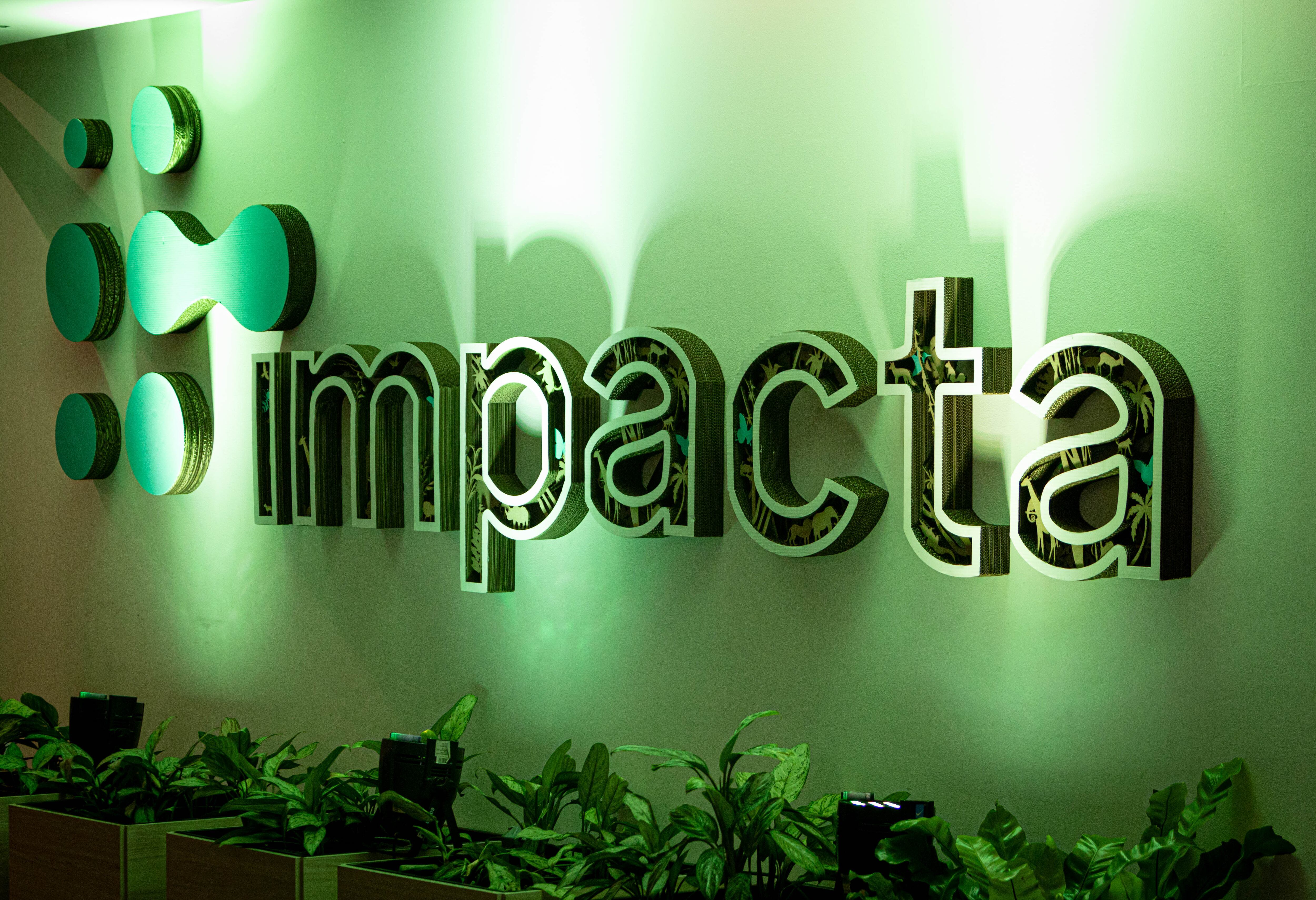 A través de programas de incubación, aceleración y asesoría, Impacta ayuda a emprendedores a desarrollar negocios sostenibles, resolviendo desafíos de innovación y facilitando el acceso a recursos.