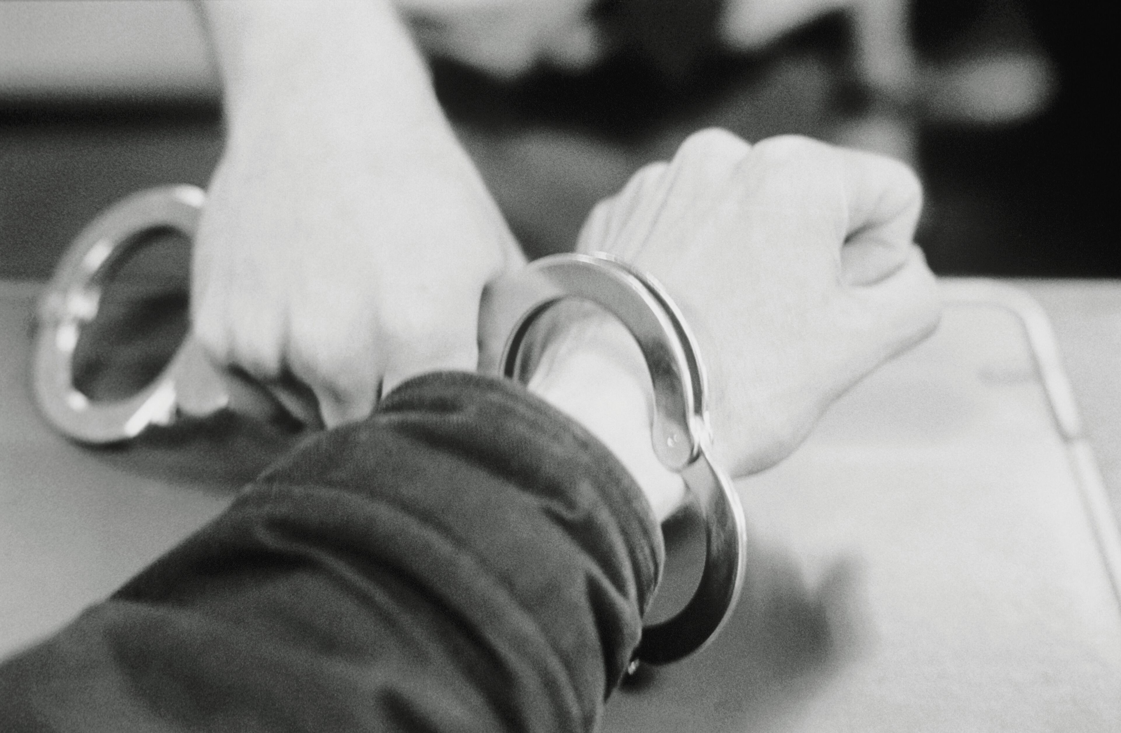 El adolescente de 14 años agredió a los dos menores con un arma de fuego.