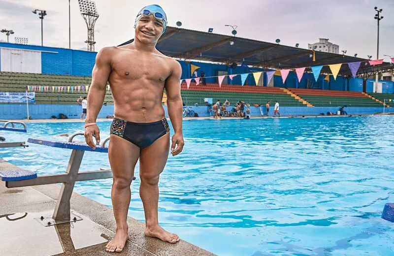 Carlos Serrano, Nació con acondroplasia. Lleva casi cuatro años dedicado a nadar competitivamente y ya reúne dos récords mundiales y seis medallas. En 2015 ganó la prueba de pecho en el Campeonato Mundial de Escocia y, ese mismo año, fue el abanderado de la delegación nacional en los Parapanamericanos de Toronto, donde consiguió cinco medallas de oro.