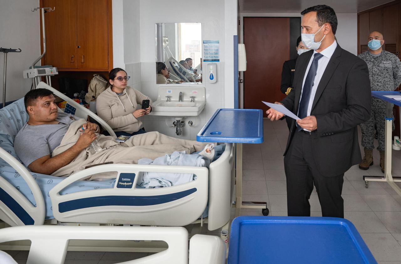 El ministro de Defensa, Pedro Sánchez, durante un recorrido en el Hospital Militar.