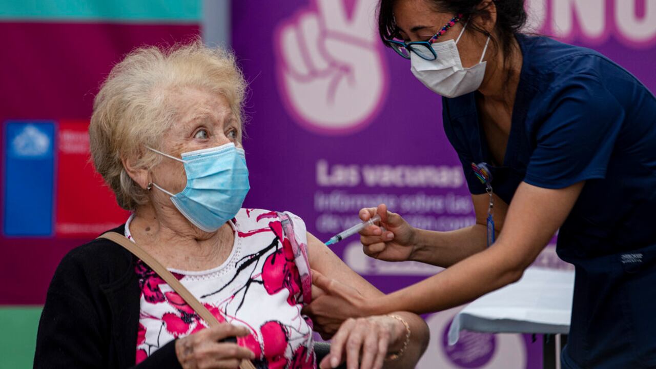 La vacuna de sinovac se aplica en países de ingreso medio, como Colombiay Chile. Una mujer recibe la vacuna CoronaVac para COVID-19 desarrollada por la compañía biofarmacéutica china Sinovac Biotech, en una clínica en Santiago, Chile, el miércoles 3 de febrero de 2021. (AP Foto/Esteban Felix)