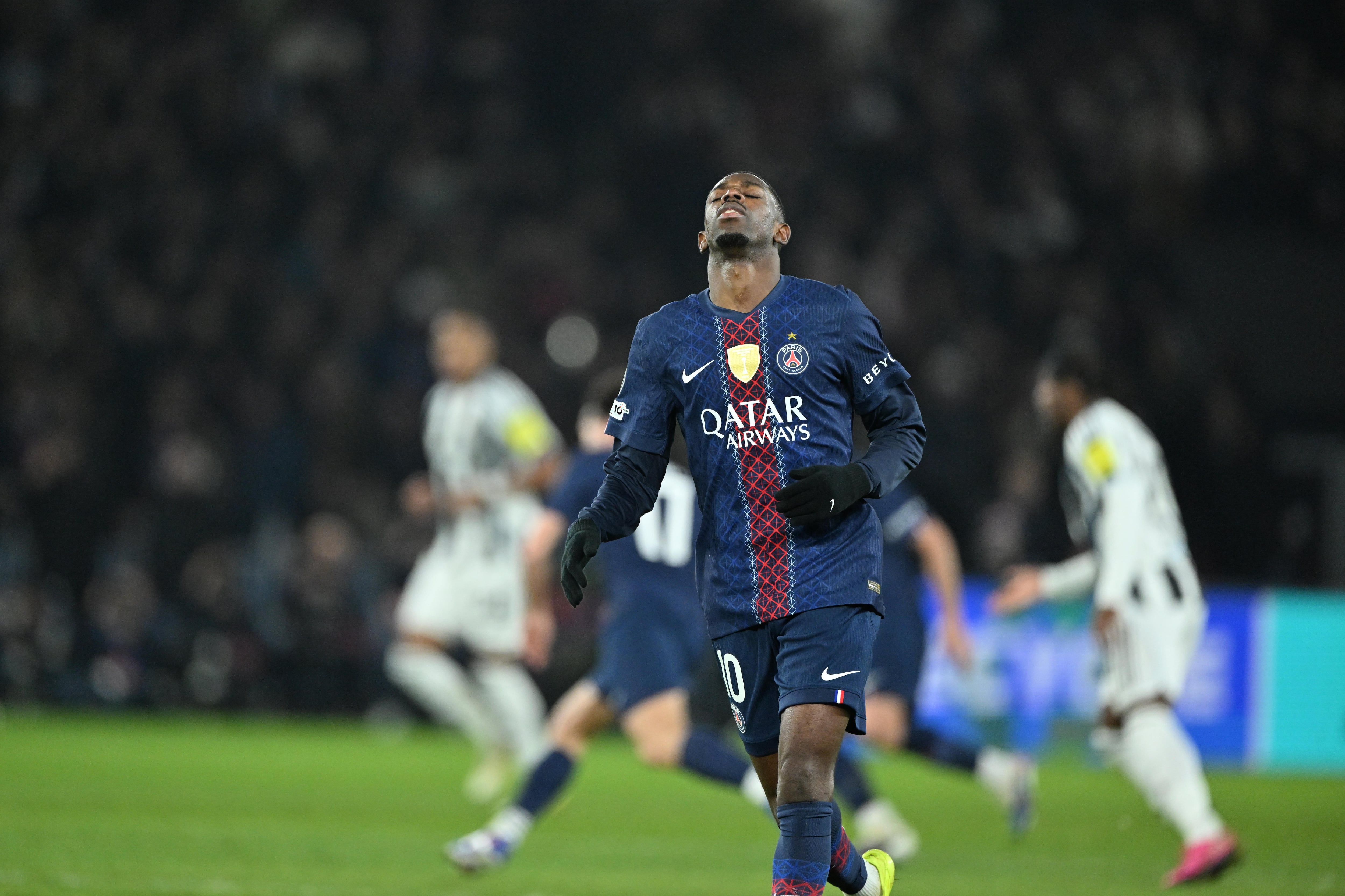 Ousmane Dembelé se lamenta por una opción de gol.