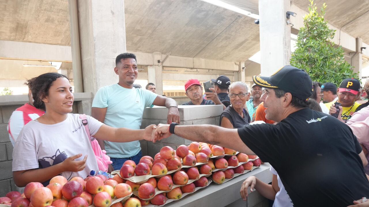 Alex Char, alcalde de Barranquilla y vendedores.