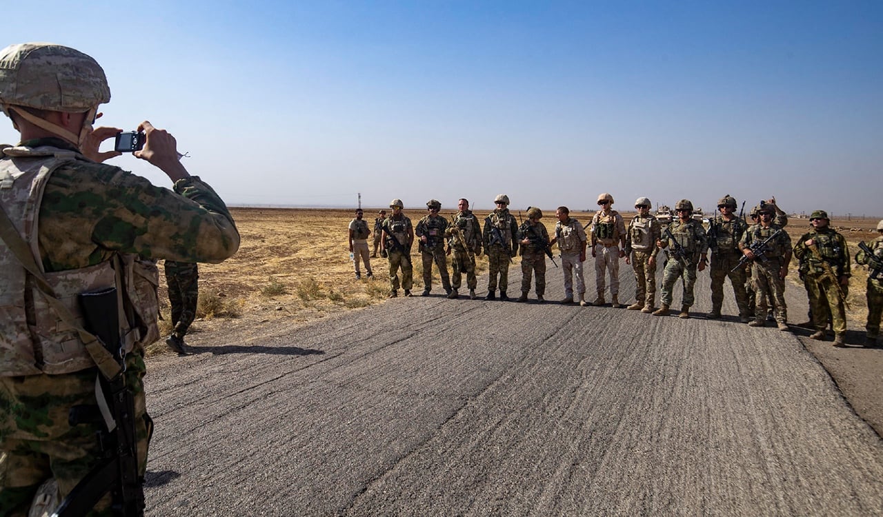 Varias tropas intercambiaron los pequeños parches que llevan en el uniforme como recuerdo de su amigable interacción