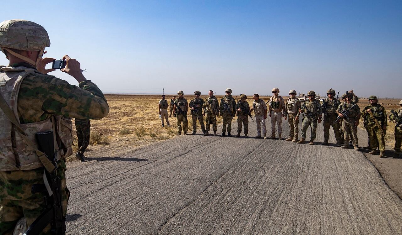 Varias tropas intercambiaron los pequeños parches que llevan en el uniforme como recuerdo de su amigable interacción