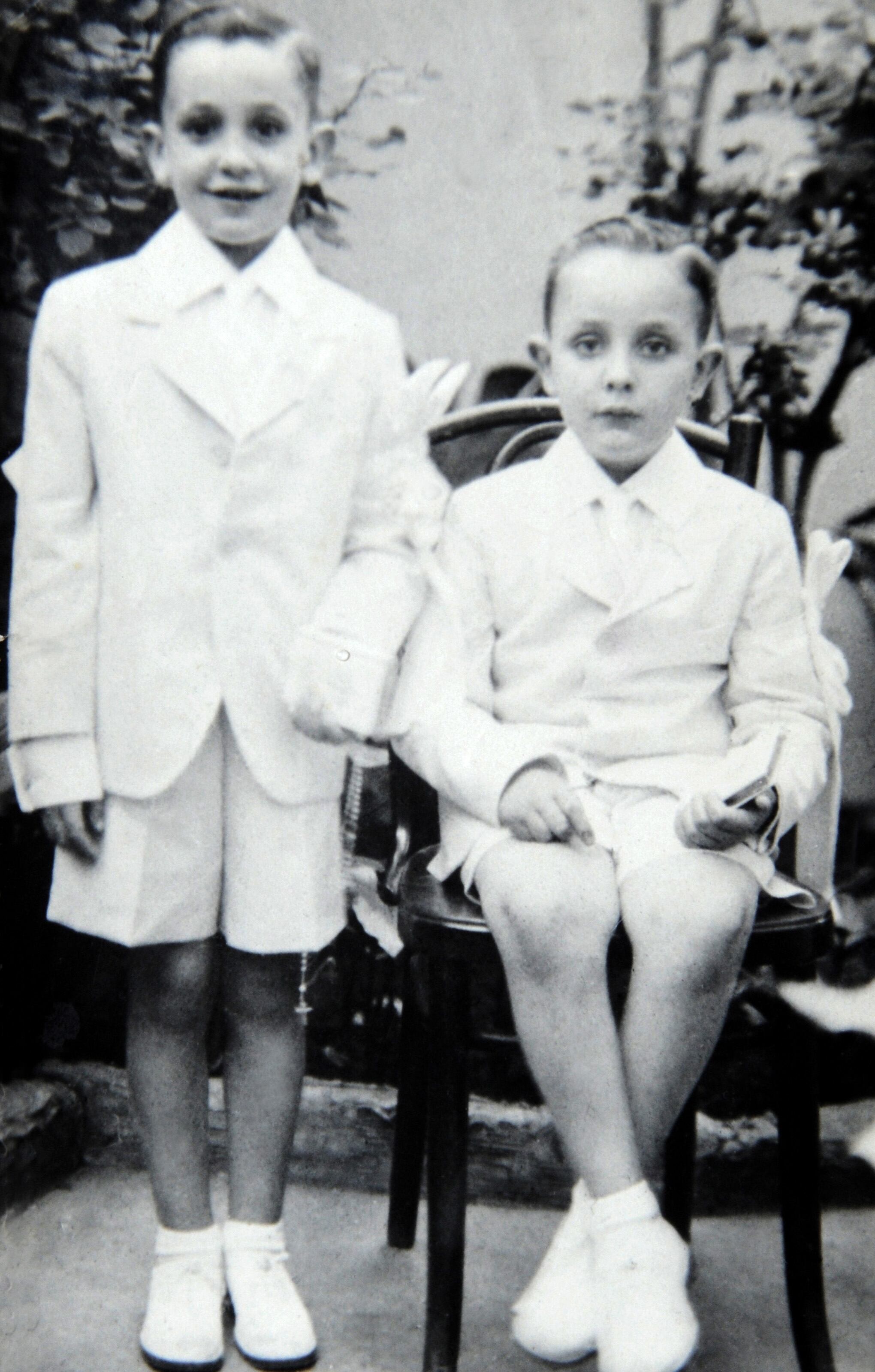 En esta fotografía colectiva sin fecha, cortesía de la Familia de Bergoglio, José Mario Bergoglio posa con su hermana María Elena Bergoglio en Buenos Aires, Argentina. Bergoglio fue elegido papa el 13 de marzo de 2013, convirtiéndose en el primer papa americano de la historia.