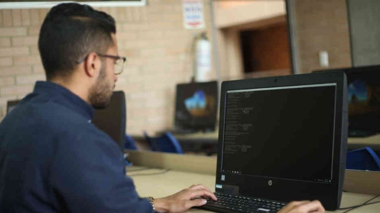 Junto a la profesora Martha Gualteros también están sus estudiantes, quienes voluntariamente quisieron comprometerse con este proyecto.