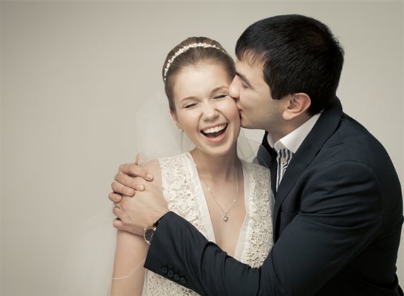 Besar a otra persona aumenta los niveles de oxitocina, proporcionando una sensación de bienestar. Foto: Ingimage