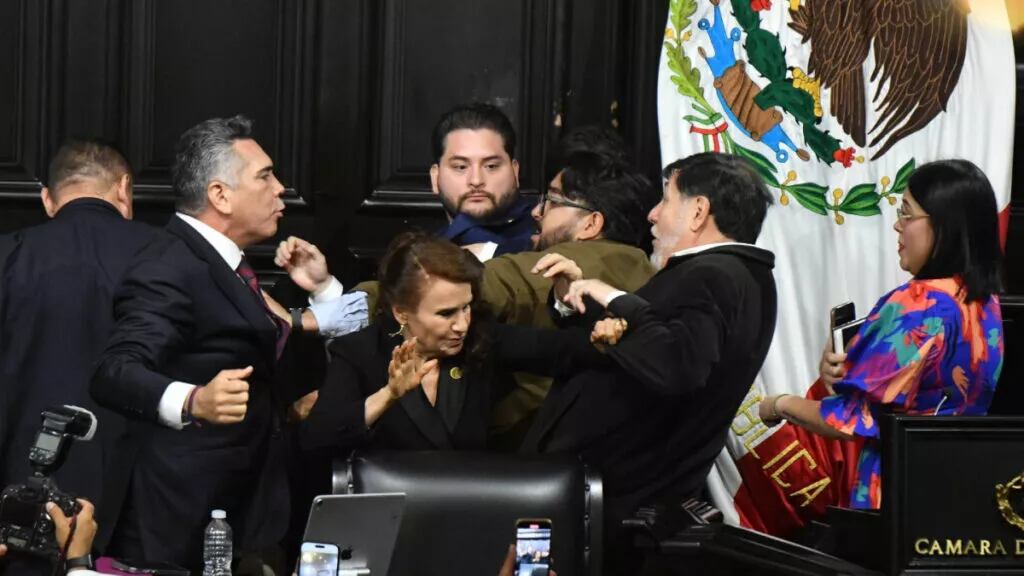 Pelea de congresistas mexicanos