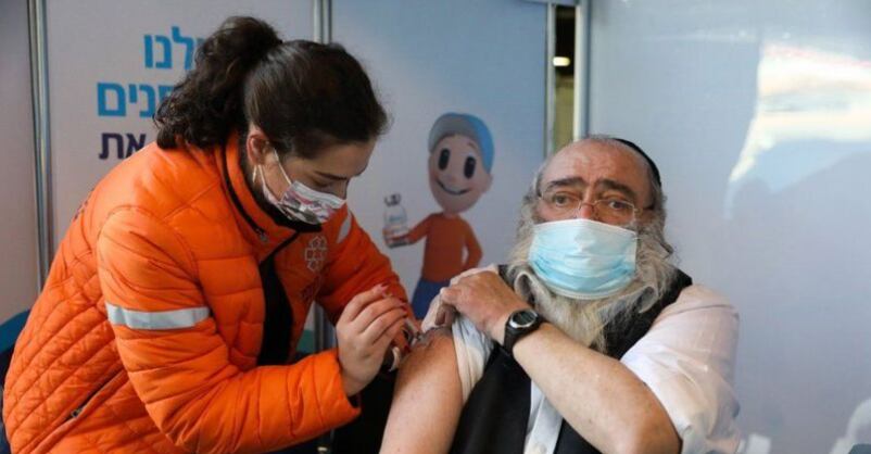 En la jornada de vacunación israelí se le ha dado prioridad a los mayores de 60 años.