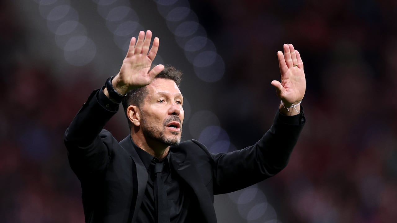 Diego Siemone tuvo que hablar con la tribuna para que no siguieran lanzando objetos.