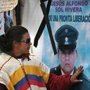 Clara Inés Garay observa la foto de su cuñado el sargento Jesús Alfonso Sol, que murió secuestrado por las Farc.
Foto: León Darío Peláez