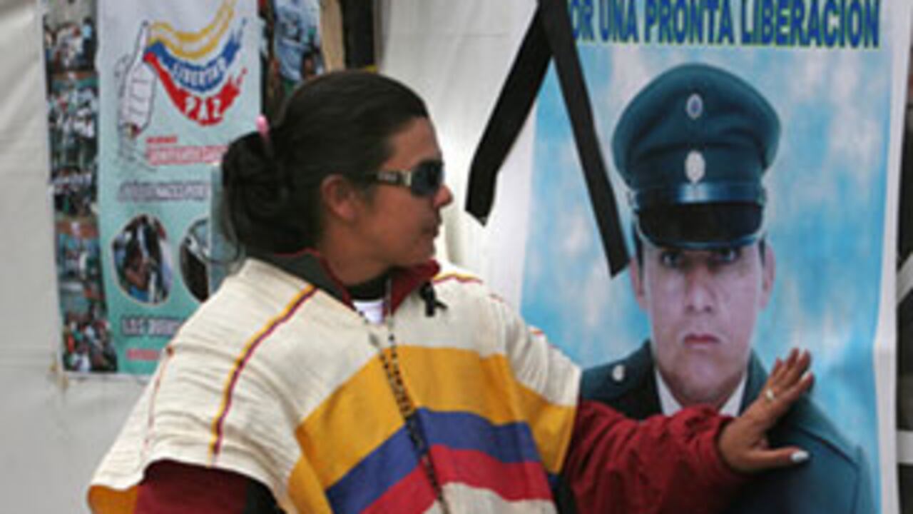 Clara Inés Garay observa la foto de su cuñado el sargento Jesús Alfonso Sol, que murió secuestrado por las Farc.
Foto: León Darío Peláez