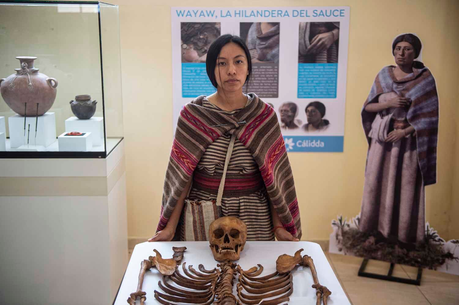 Los restos de una mujer que vivió hace 600 años maravillan a arqueólogos en Perú