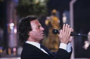 Julio Iglesias At Michel Drucker Tv Show 'champs Elysees'. janvier 1985- Portrait de Julio IGLESIAS lors de l'émission 'Champs-Elysées' présentée par Michel DRUCKER, de profil, chantant tenant son micro des deux mains. (Photo by Jean-Claude Deutsch/Paris Match via Getty Images)