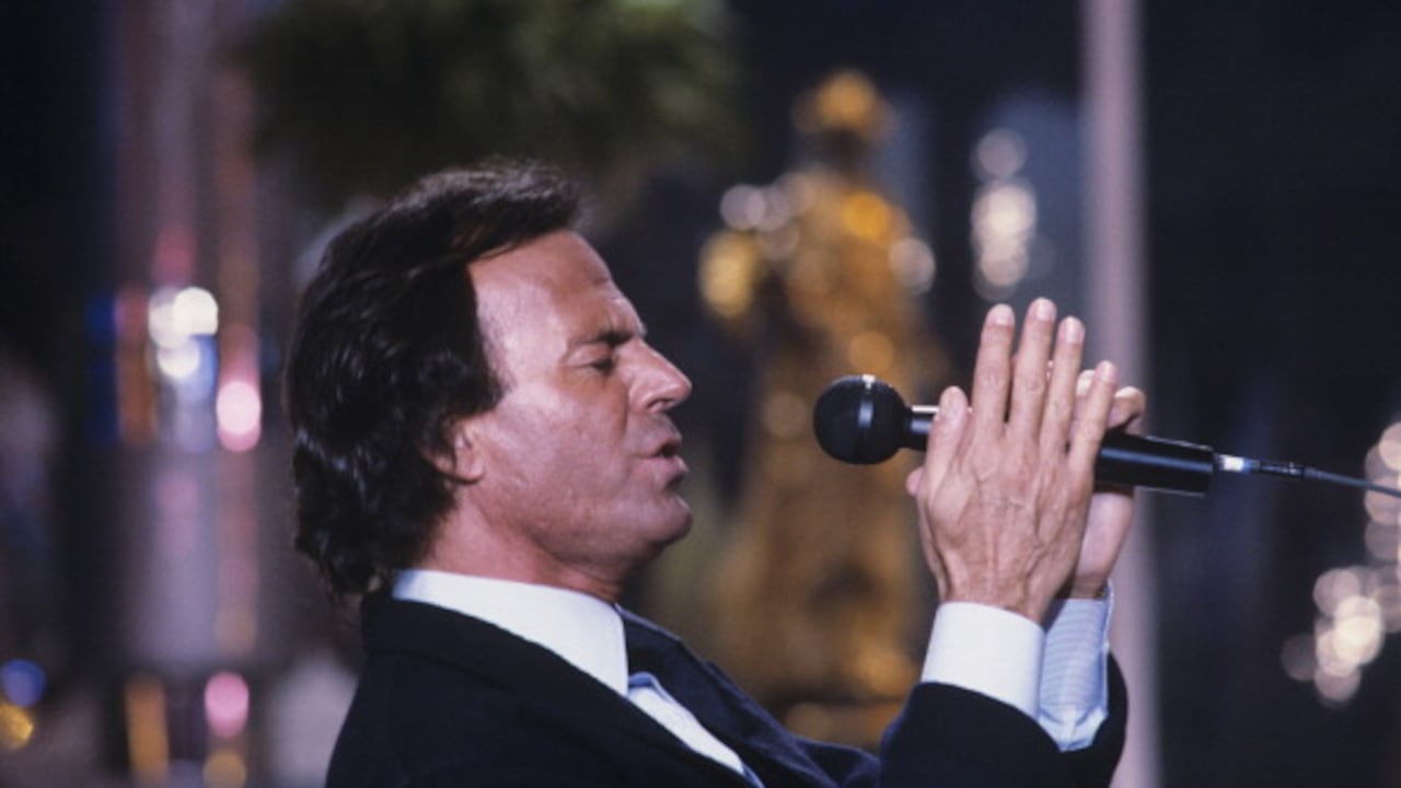 Julio Iglesias At Michel Drucker Tv Show 'champs Elysees'. janvier 1985- Portrait de Julio IGLESIAS lors de l'émission 'Champs-Elysées' présentée par Michel DRUCKER, de profil, chantant tenant son micro des deux mains. (Photo by Jean-Claude Deutsch/Paris Match via Getty Images)