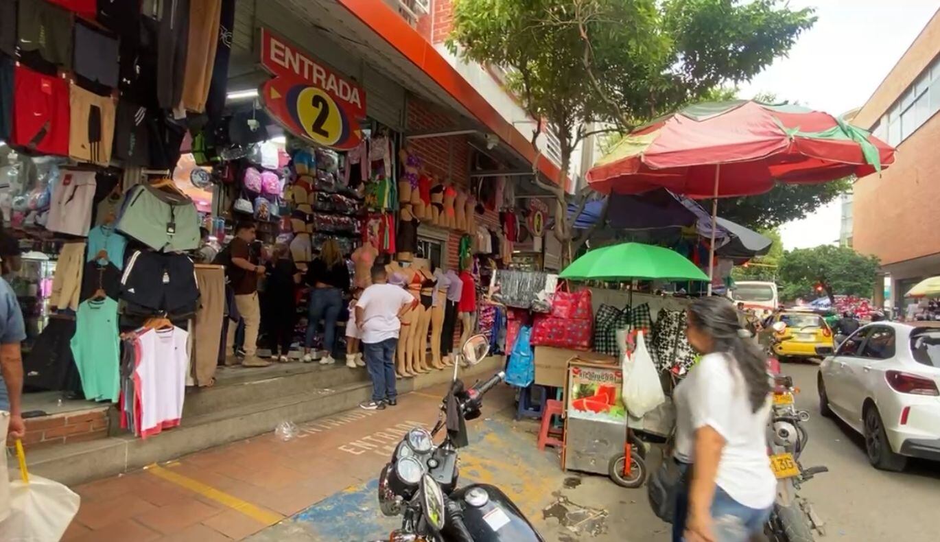 El establecimiento abarca una manzana completa, donde tiene entradas por las avenidas quinta y sexta y por las calles octava y novena.