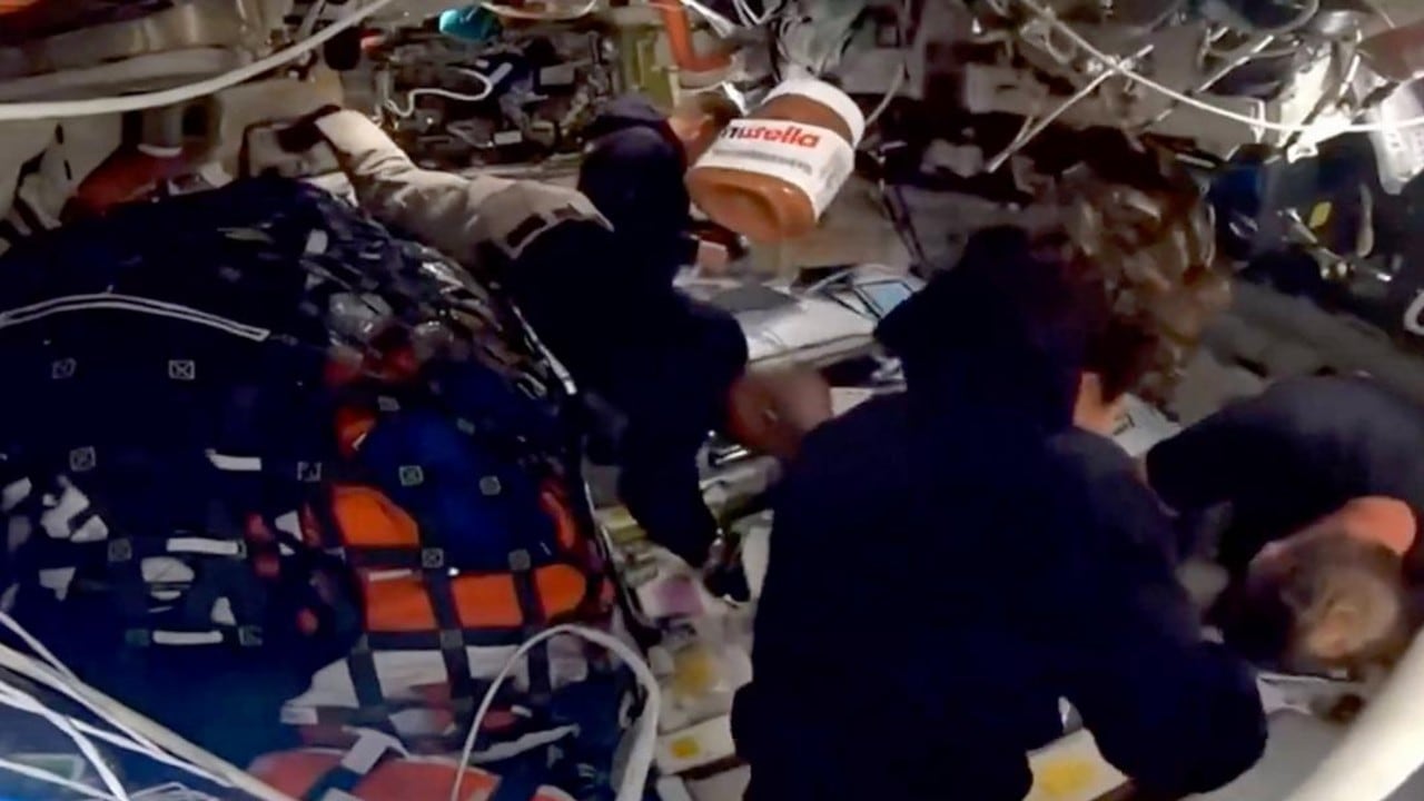 Un tarro de Nutella flota sin gravedad en la cápsula Orión minutos antes de que Artemis II batiera el récord de distancia de la Tierra, el 6 de abril de 2026.