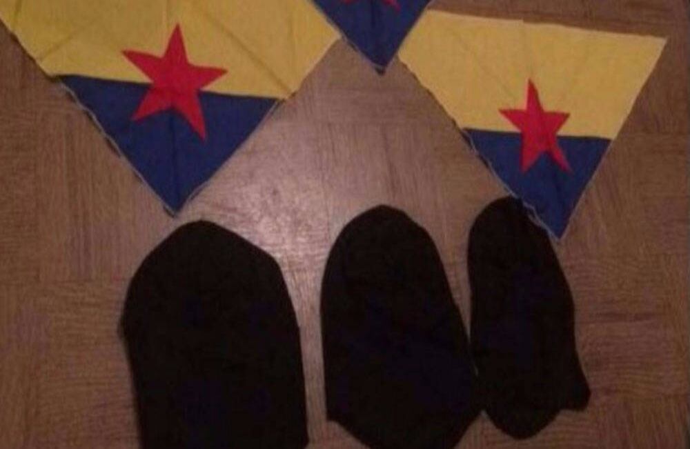 Armas, pasamontañas y banderas Varios de los detenidos aparecen posando en videos con los rostros cubiertos y mientras entrenan con armas. Posteriormente en los allanamientos  las autoridades encontraron en las viviendas de algunos de ellos pasamontañas y banderas.