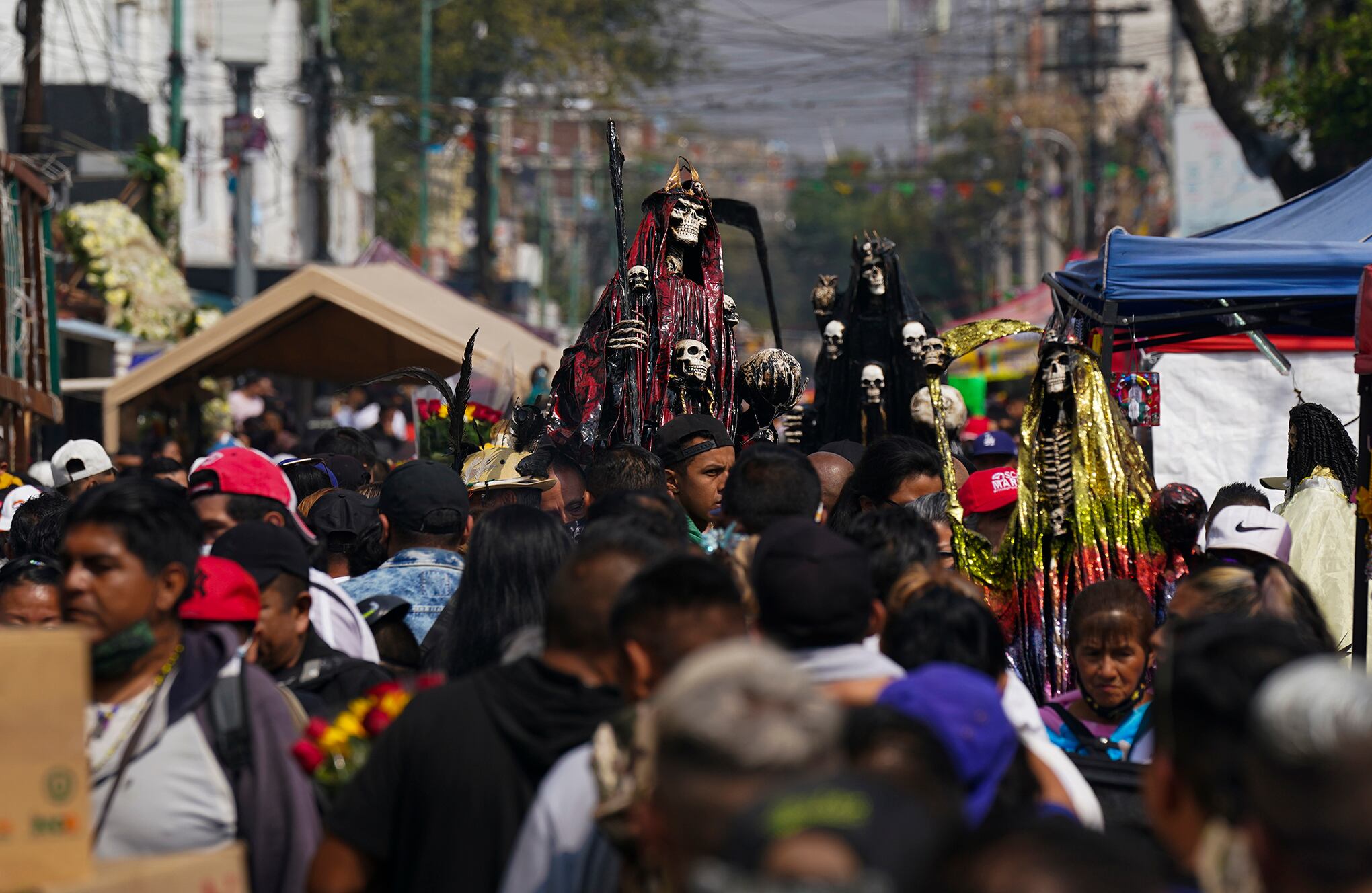 En imágenes : Familias mexicanas se reúnen en cementerios para celebrar el Día de Muertos