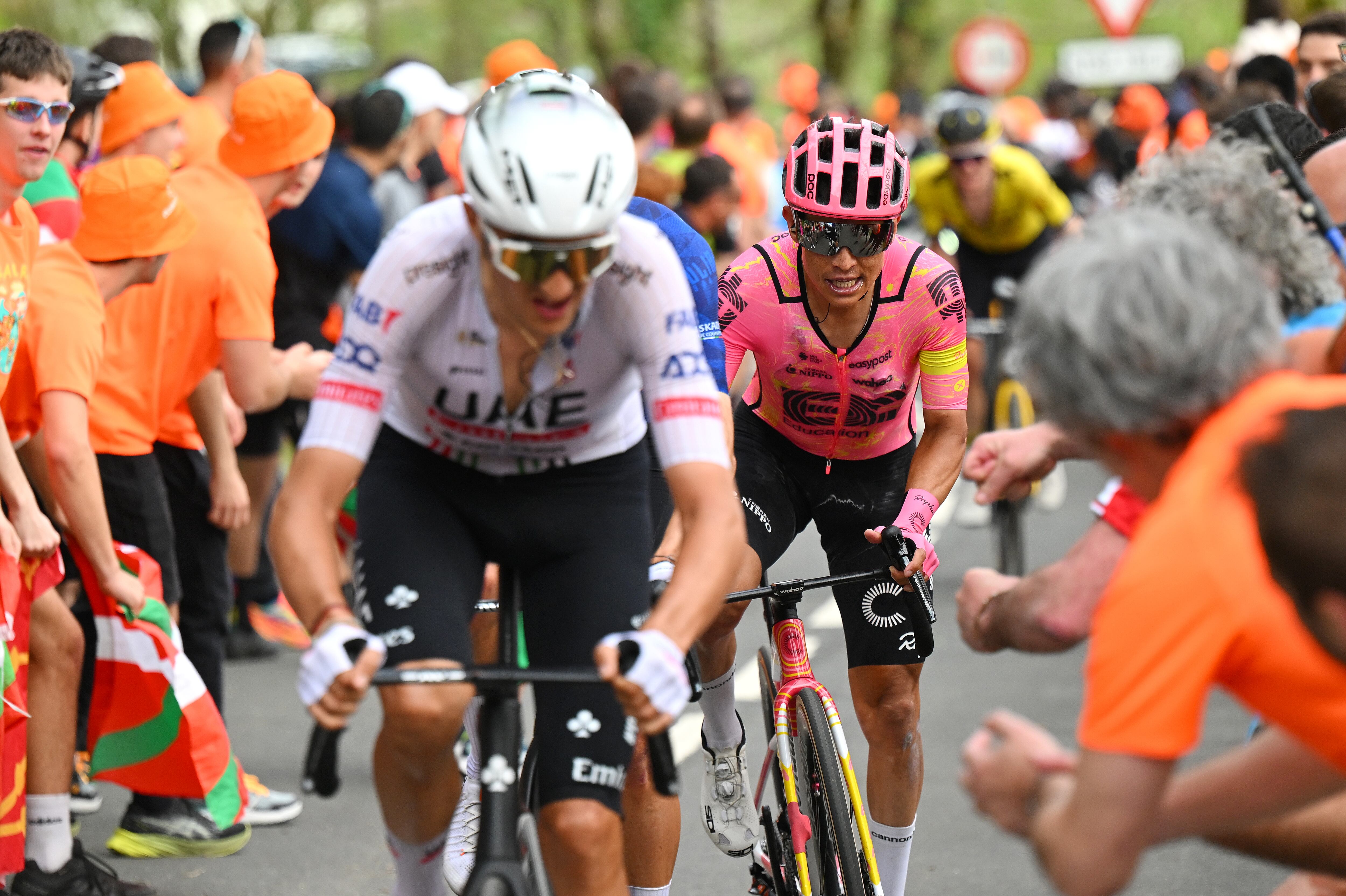 Esteban Chaves de Colombia y el equipo EF Education - EasyPost compite en el grupo perseguidor mientras los aficionados animan durante la 63ª Itzulia País Vasco 2024 - Etapa 6 una etapa de 137,8 km de Eibar a Eibar / #UCIWT / el 06 de abril 2024 en Eibar, España.