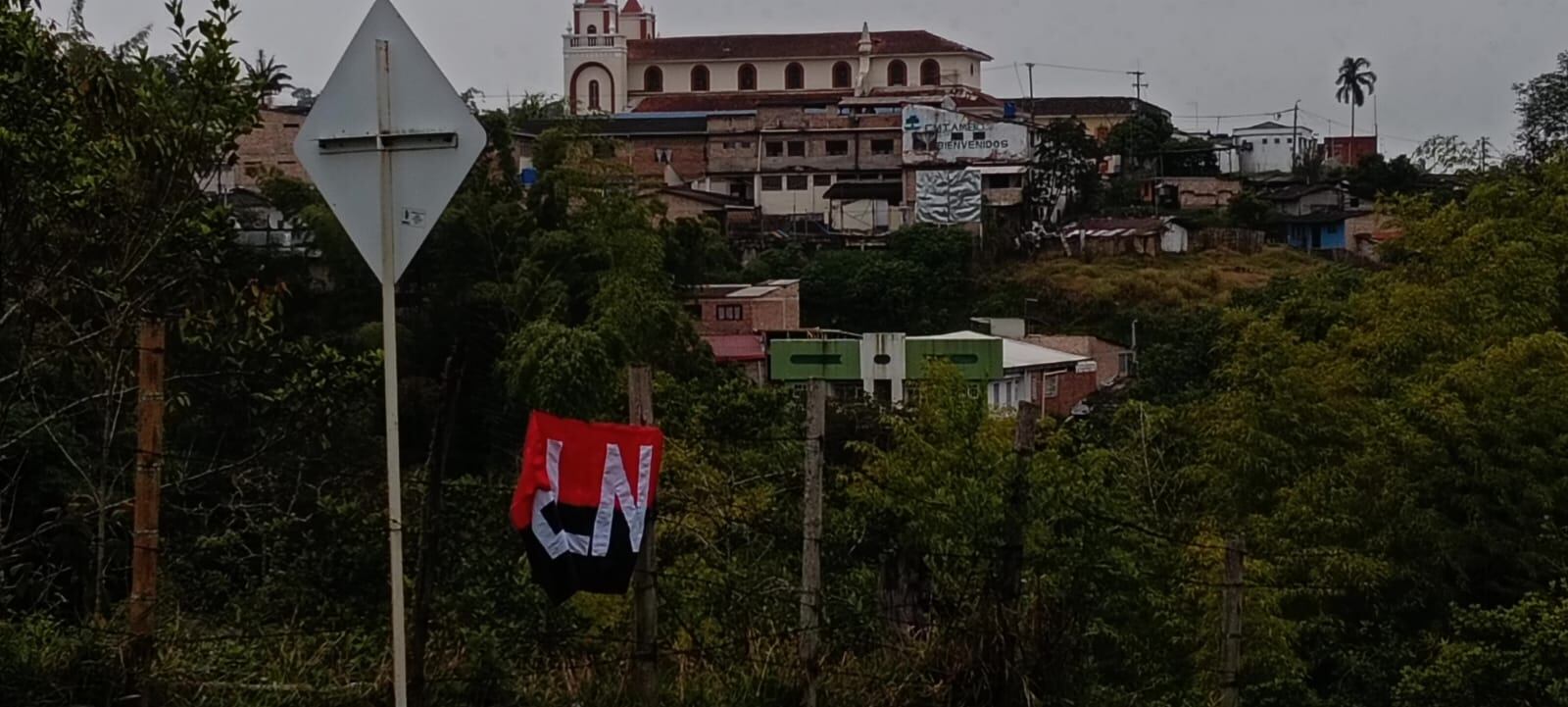 Los habitantes de la población de El Tambo, Cauca, reportaron que en la mañana de este lunes apareció esta bandera de los elenos en uno de los accesos viales a este municipio.