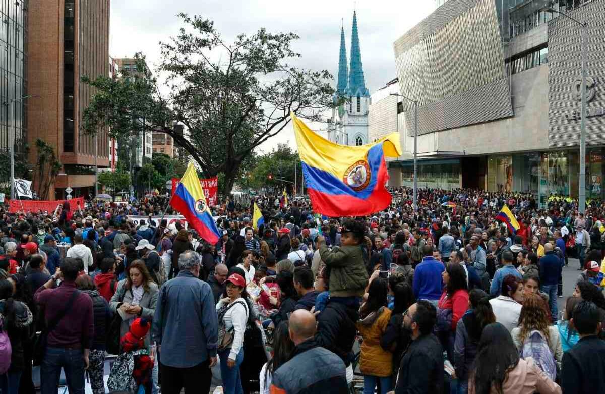 Ya suman 34 días de paro. Los profesores se movilizaron desde la calle 72 con carrera 15 hasta la calle 100 donde está ubicado el Ministerio de Trabajo para exigir soluciones a sus reclamos. Foto: Guillermo Torres / SEMANA