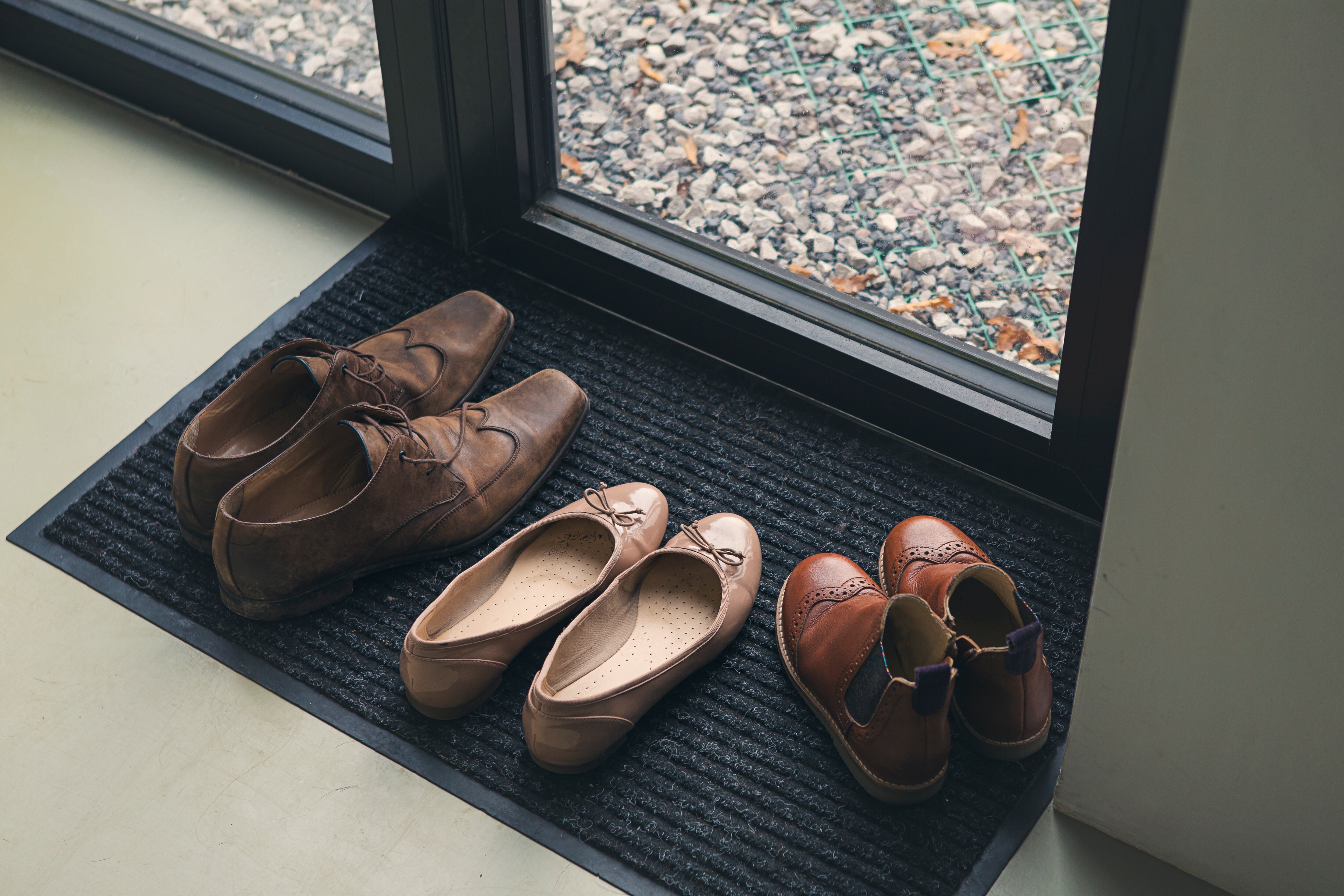 Los zapatos pueden acumular suciedad.