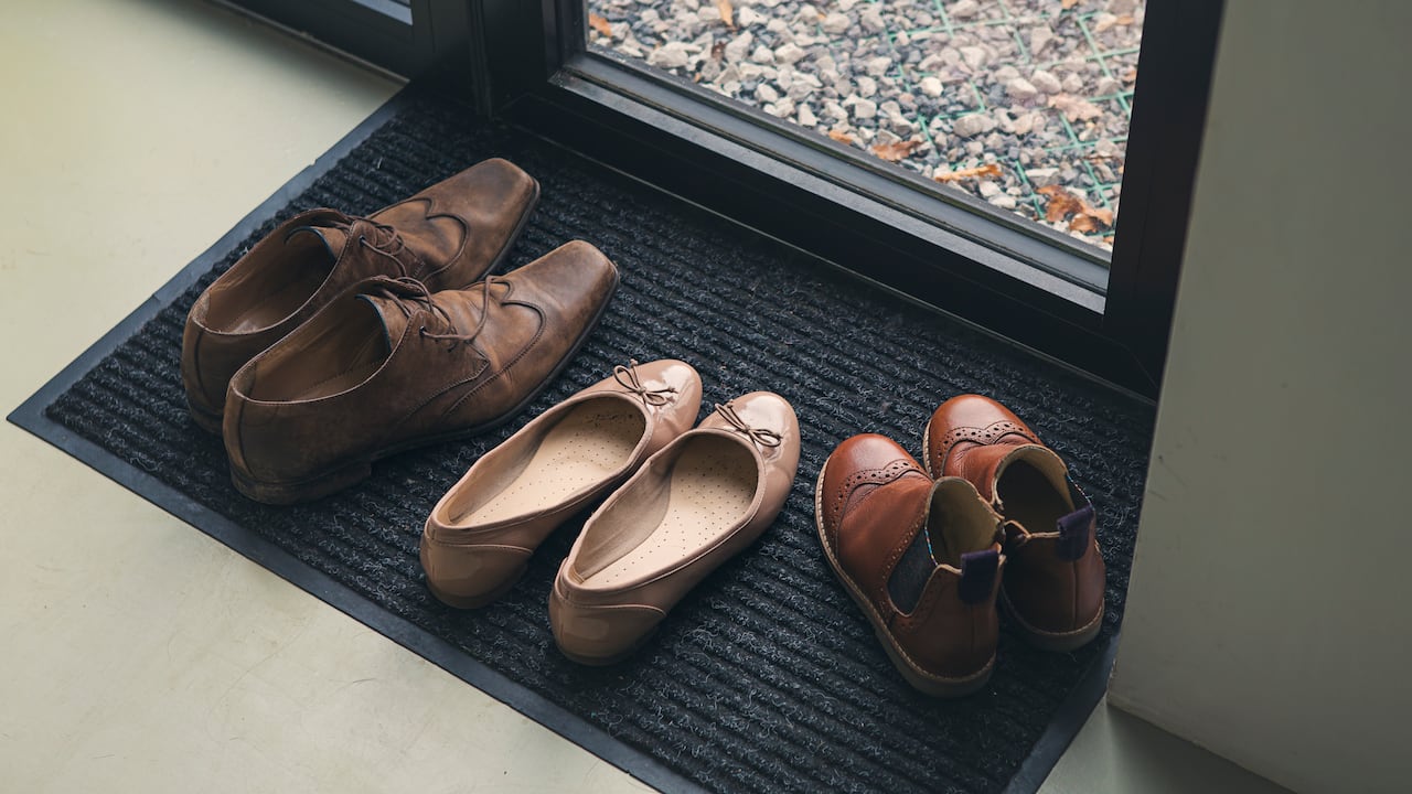 Los zapatos pueden acumular suciedad.