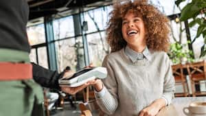 Aunque la tecnología ya está disponible y los sistemas de pago biométricos son funcionales, la transición hacia su adopción generalizada aún está en sus etapas iniciales.