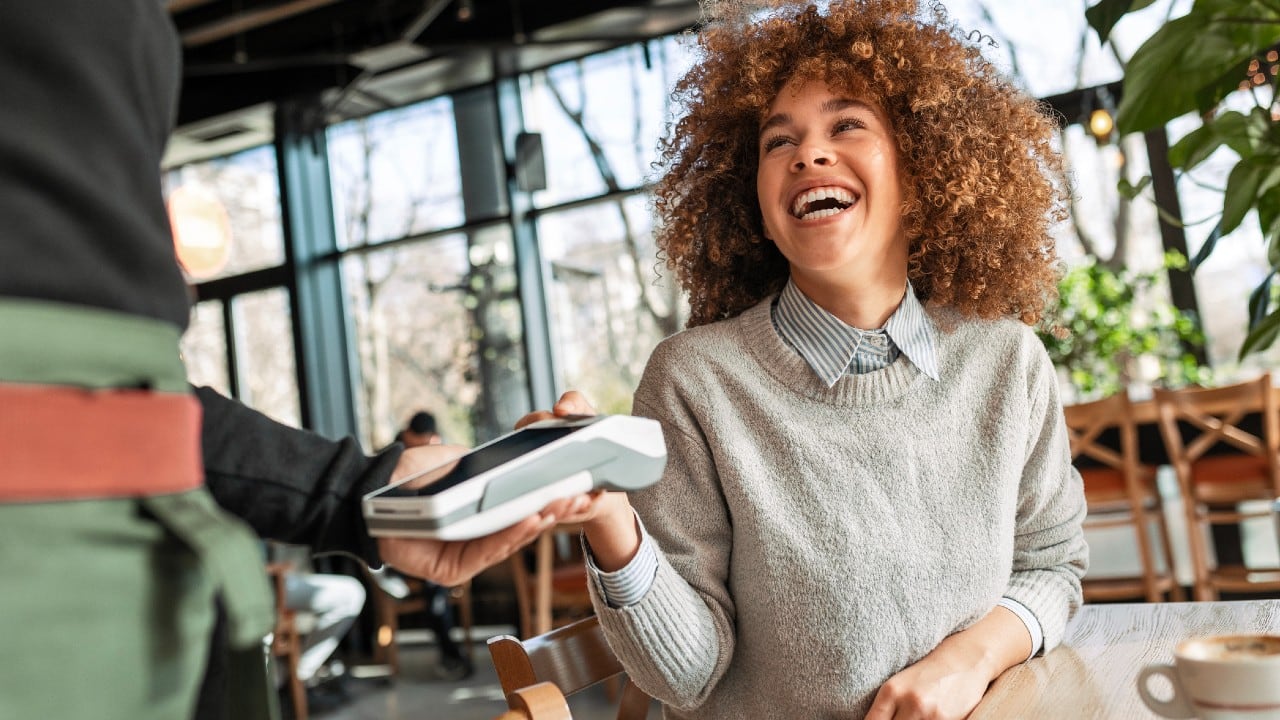 Aunque la tecnología ya está disponible y los sistemas de pago biométricos son funcionales, la transición hacia su adopción generalizada aún está en sus etapas iniciales.