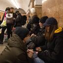 Personas con equipaje se refugian en el metro antes de que entre en vigor el toque de queda el 24 de febrero de 2022 en Kiev, Ucrania. Durante la noche, Rusia inició un ataque a gran escala contra Ucrania. Foto: Chris McGrath/Getty Images.