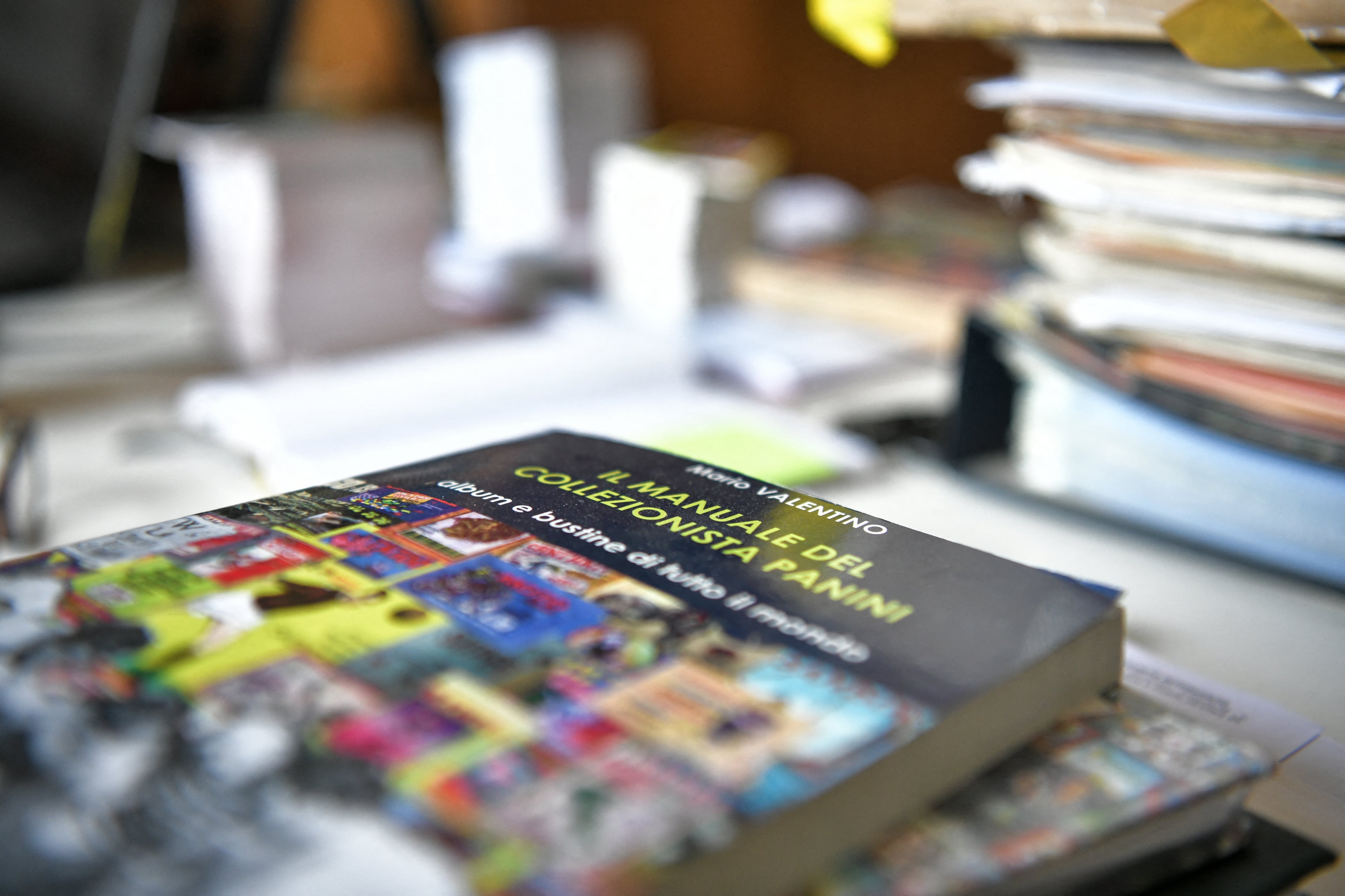 Un libro llamado "Manual para coleccionistas de Panini" se ve en la mesa de Gianni Bellini, propietario de la colección de cromos de fútbol más grande del mundo, en San Felice sul Panaro, Módena, Italia, el 18 de julio de 2018