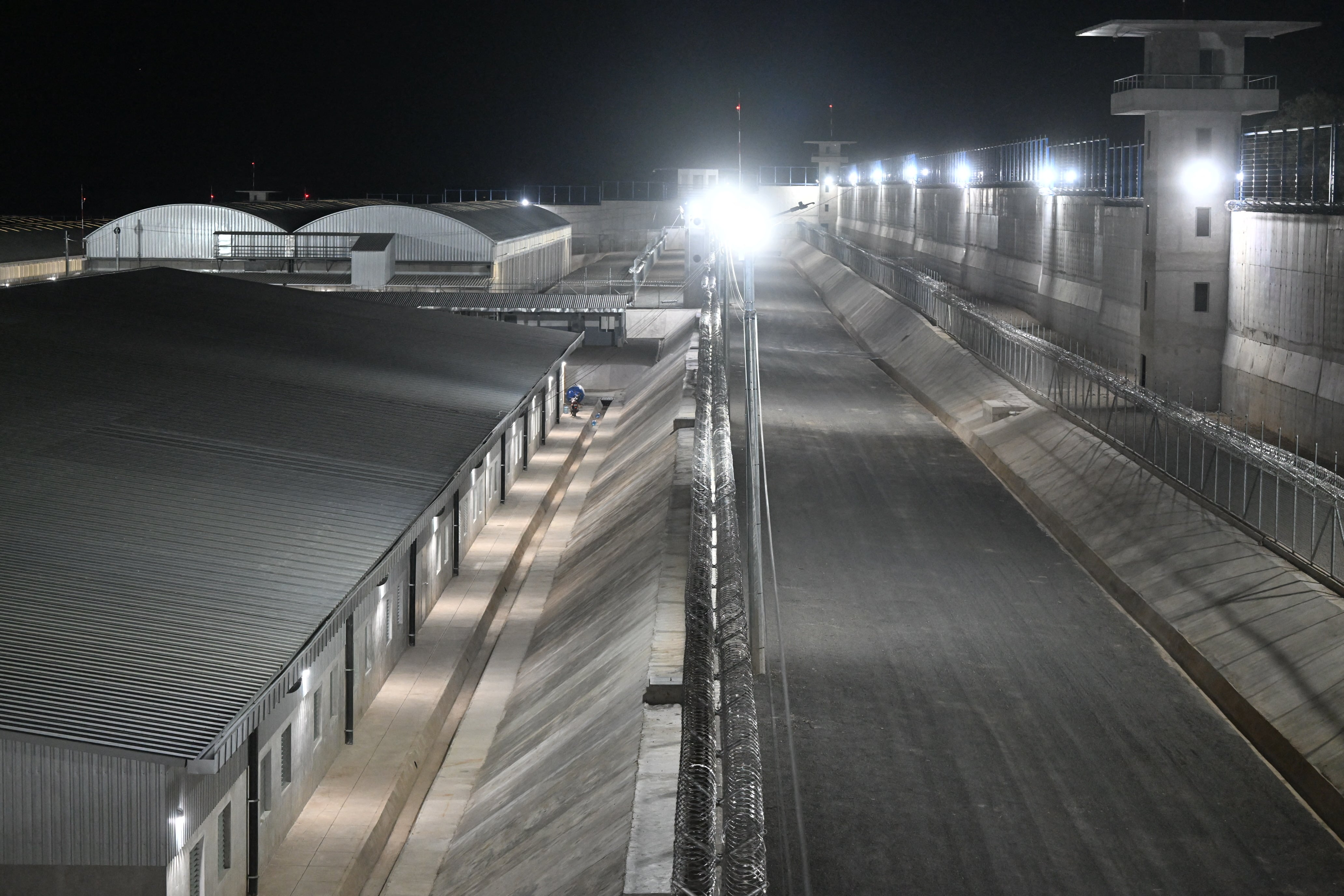 La gigantesca prisión busca tener niveles de seguridad nunca antes vistos en El Salvador. (Photo by Marvin RECINOS / AFP)